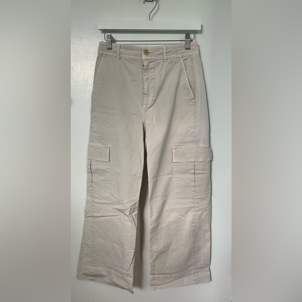 Everlane Women’s High Waist Cropped Cargo Chino, size 4, sand/light beige.